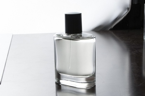 Gelas apa yang digunakan dalam botol minyak wangi?