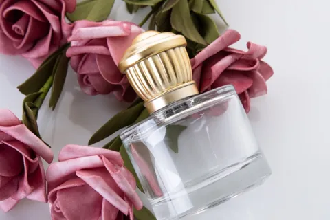 Bagaimana Cara Menghilangkan Bau Parfum dari Botol Kaca?