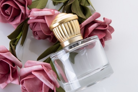 Bagaimana Cara Menghilangkan Bau Parfum dari Botol Kaca?