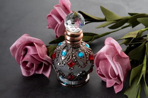 Bagaimana Anda membersihkan botol parfum kaca?