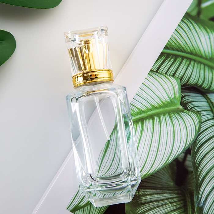 ¿Cómo quitar la boquilla de pulverización de la botella de perfume?
