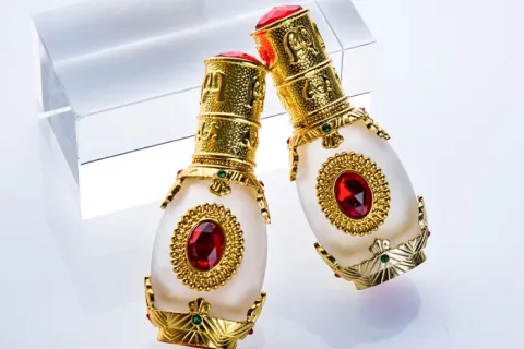¿Cómo quitar el tapón del frasco de perfume?