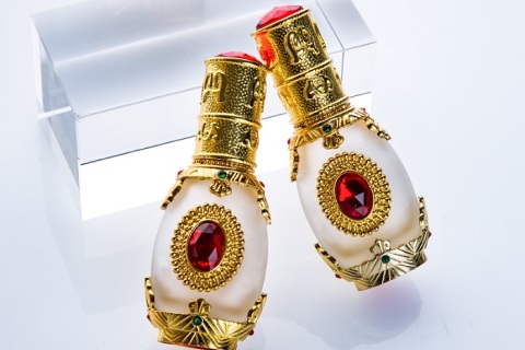 ¿Cómo quitar el tapón del frasco de perfume?