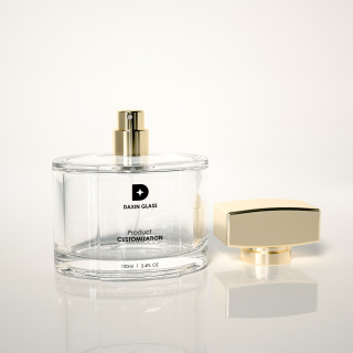 Hermosa botella de perfume de 3.4 oz.
