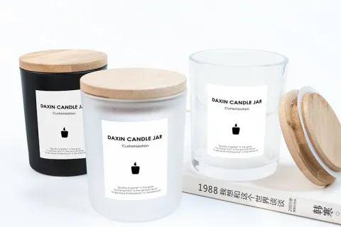 你能在蜡烛里放一些花洒吗？