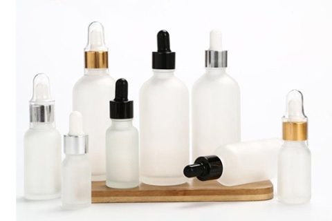 Bottiglia di olio essenziale e bottiglia di lozione