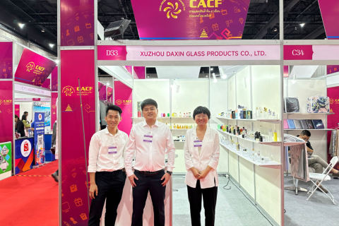 Daxin Glass Memikat Penonton di Pameran Komoditi China-ASEAN(Thailand) ke-10 dengan Penguasaan Pembuatan Kaca Selama 15 Tahun
