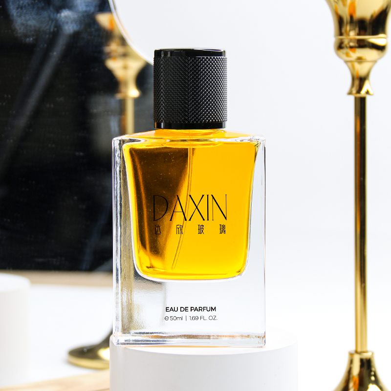 Flacon de parfum vide en verre de 50 ml, vaporisateur.