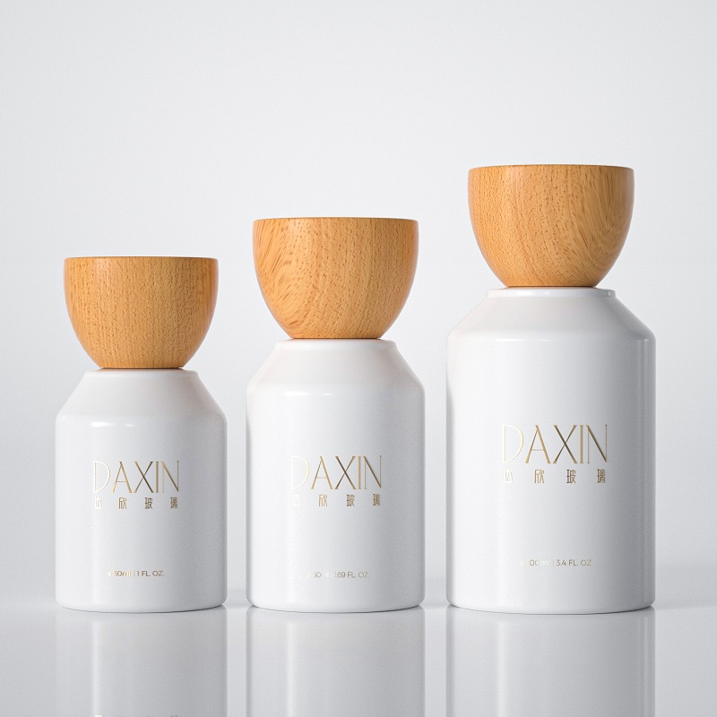 Flacons de parfum élégants en verre, vaporisateurs, avec emballage boîte, en vente en gros