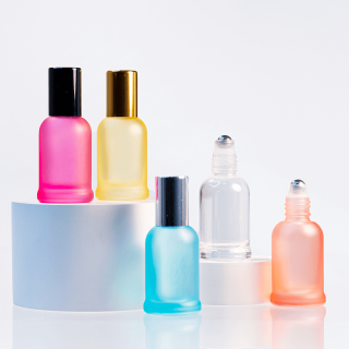 Les bouteilles cosmétiques en verre 10 ml roulent sur une bouteille d'huile essentielle de parfum vide