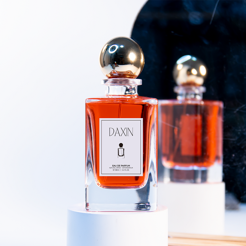 Frasco de vidrio cuadrado clásico con forma de botella de perfume en spray de 30 ml, 50 ml y 100 ml.