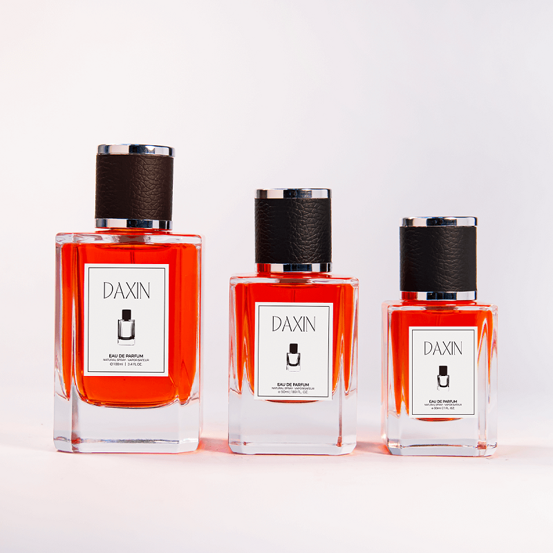 Quadratische, transparente Luxus-Parfümflasche mit unterschiedlichen Füllmengen (50 ml und 100 ml) inklusive Verschluss