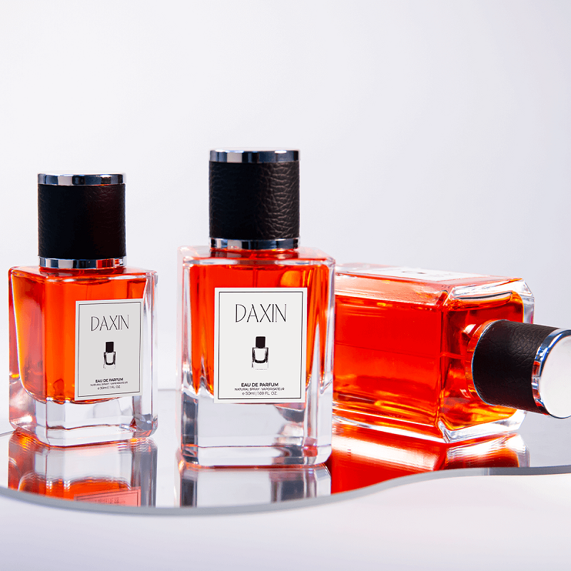 Quadratische, transparente Luxus-Parfümflasche mit unterschiedlichen Füllmengen (50 ml und 100 ml) inklusive Verschluss