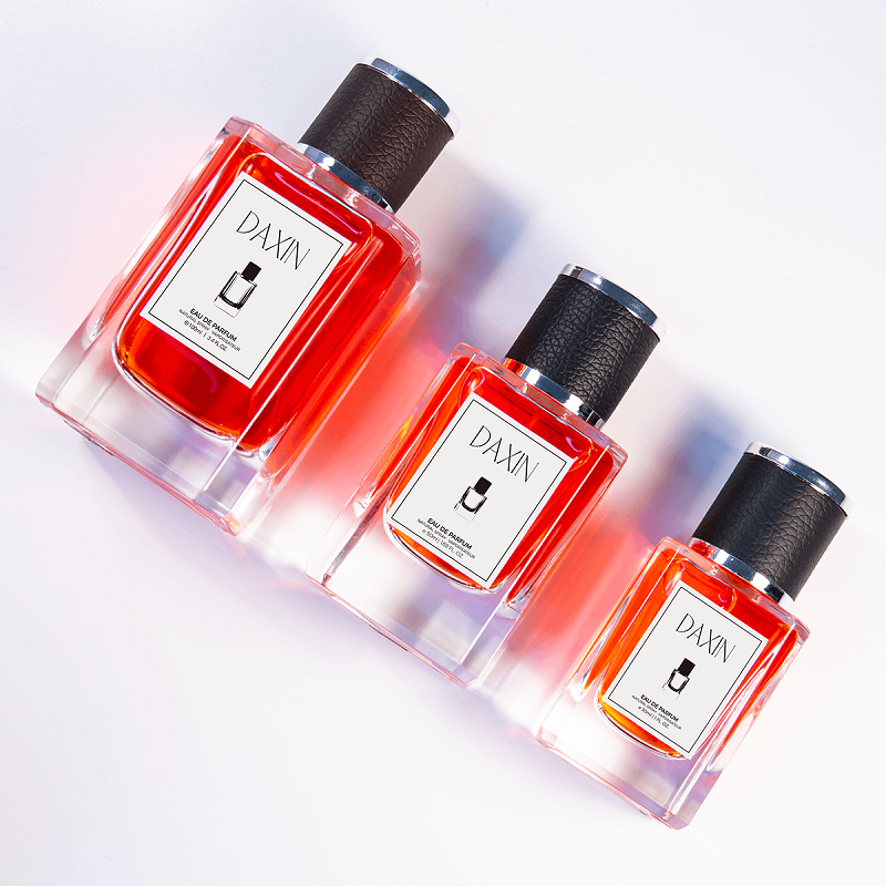 Quadratische, transparente Luxus-Parfümflasche mit unterschiedlichen Füllmengen (50 ml und 100 ml) inklusive Verschluss