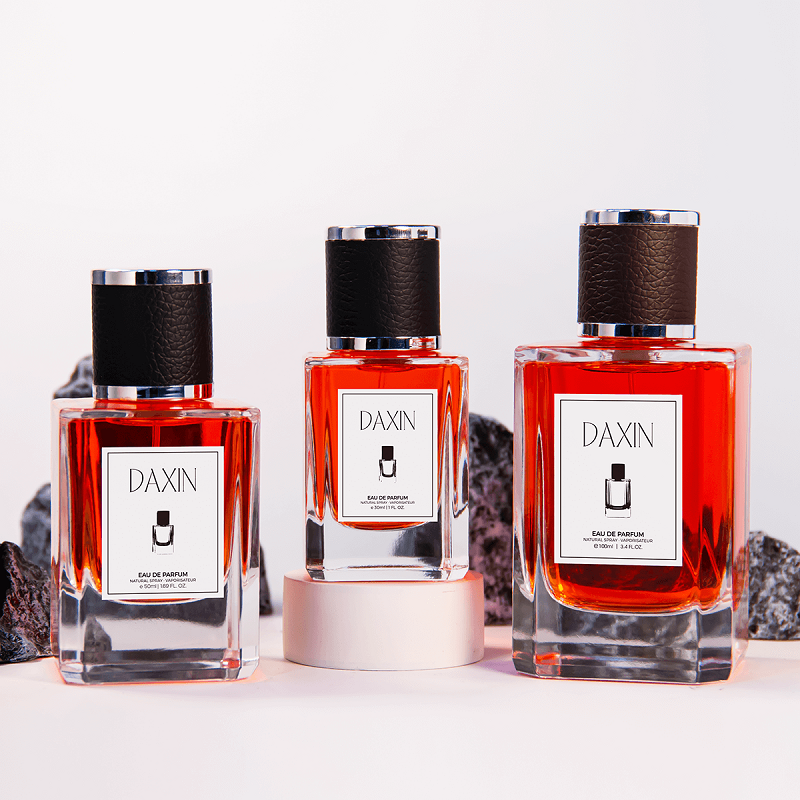 Quadratische, transparente Luxus-Parfümflasche mit unterschiedlichen Füllmengen (50 ml und 100 ml) inklusive Verschluss