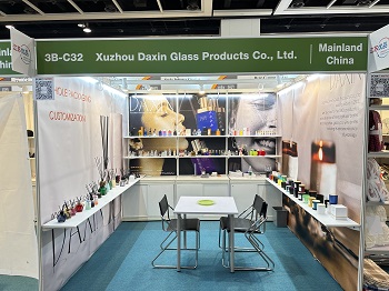 Daxin Glass exhibe exquisitas botellas de perfumes y aromas en la Feria Premium y de Regalos de Hong Kong 2024