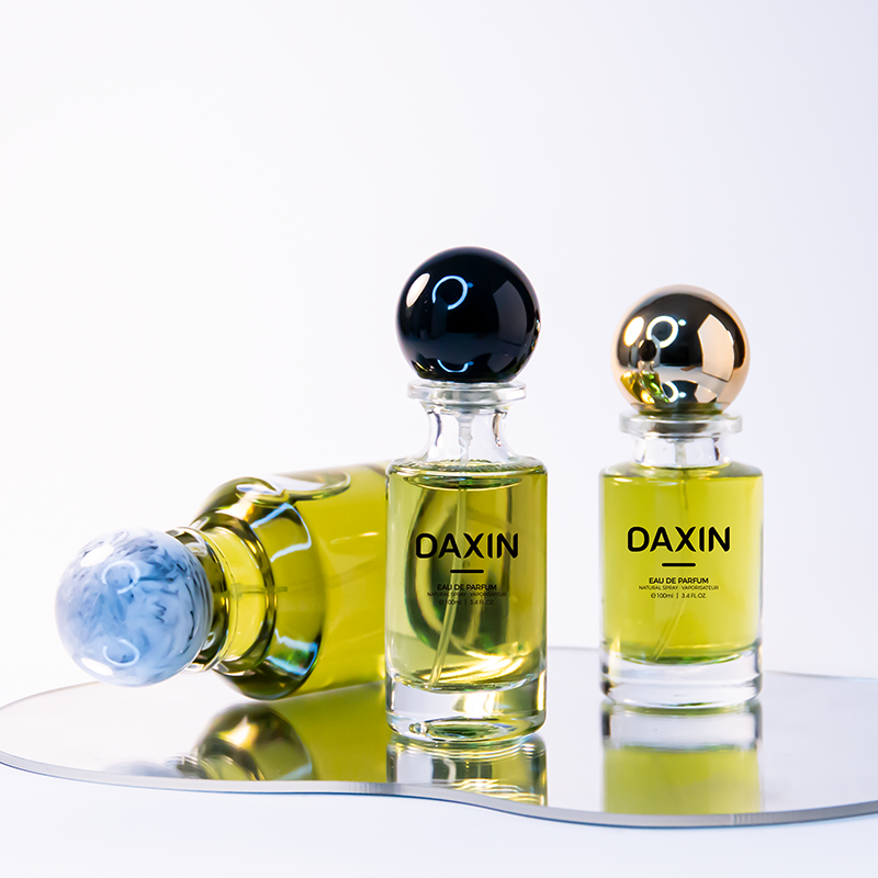 Flaconi di profumo vuoti in vetro, disponibili in pronta consegna, da 30 ml e 100 ml.