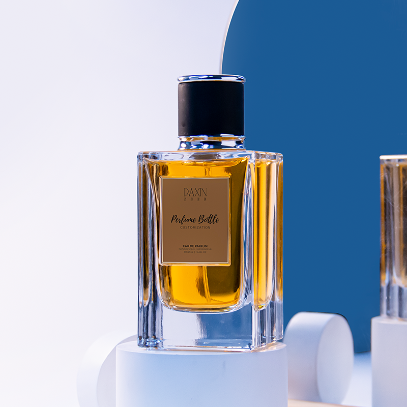 Personalizzazione della confezione vuota per profumo da 100 ml dell'azienda produttrice di profumi.