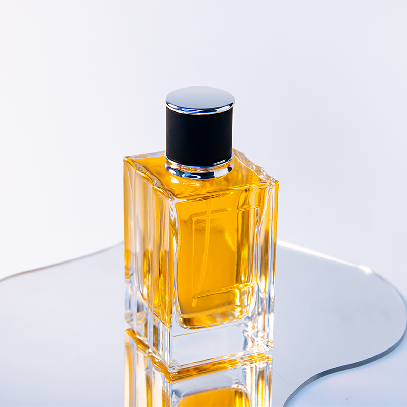 Personalizzazione della confezione vuota per profumo da 100 ml dell'azienda produttrice di profumi.