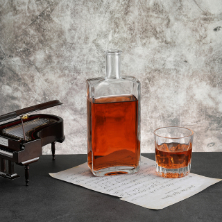 500ml Flat Shoulder Rectangle Liquor Glass Bottle with Crystal Cork