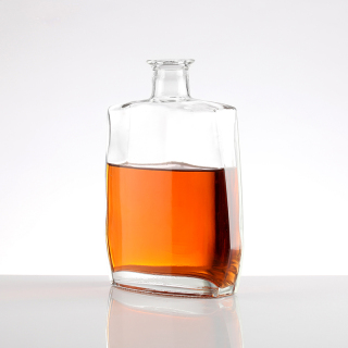 Botella de vodka vacía de vidrio de gran capacidad y ancho con corcho dorado de 750 ml