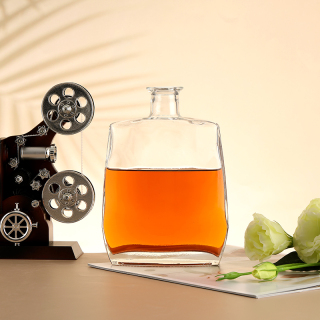 Bottiglia di vodka vuota in vetro di grande capacità con tappo in sughero dorato da 750 ml