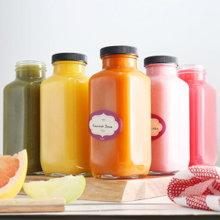 Bottiglie di vetro per bevande quadrate trasparenti da 250 ml, 350 ml e 500 ml all'ingrosso in fabbrica, bottiglie di vetro per succhi di frutta con coperchio in plastica