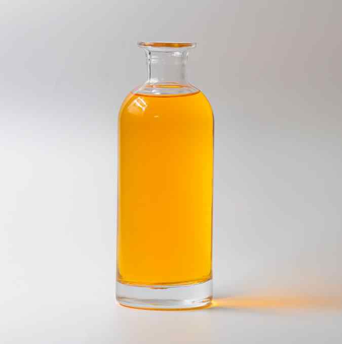 Bonita botella pequeña de vidrio para vodka o licor