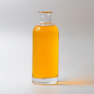 Jolie petite bouteille en verre pour boisson à la vodka
