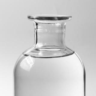 Jolie petite bouteille en verre pour boisson à la vodka
