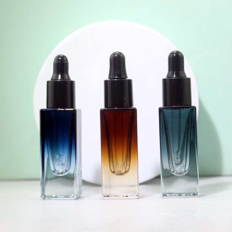 Pronto per la spedizione. Flacone in vetro quadrato da 5 ml e 10 ml con contagocce.