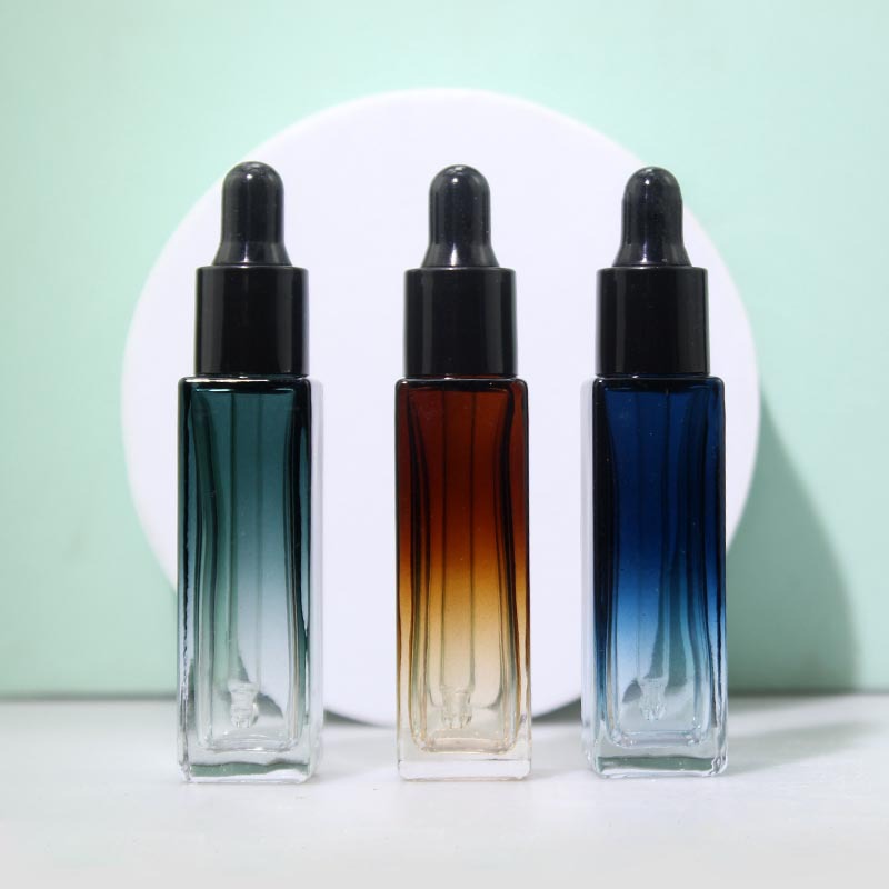Pronto per la spedizione. Flacone in vetro quadrato da 5 ml e 10 ml con contagocce.