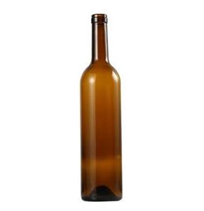 Botol Kaca Anggur Mewah Coklat Zaitun Hijau di Dasar Gunung