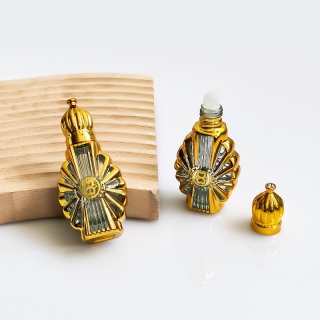 En stock Flacon à bille de luxe unique en galvanoplastie de 12 ml Flacon à bille en verre vide pour huile essentielle avec bille en acier