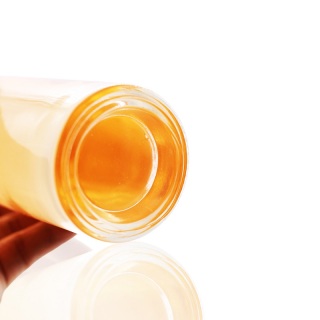 Venta caliente Botella de licor de vidrio redonda de hombro plano de 530 ml sin tapas