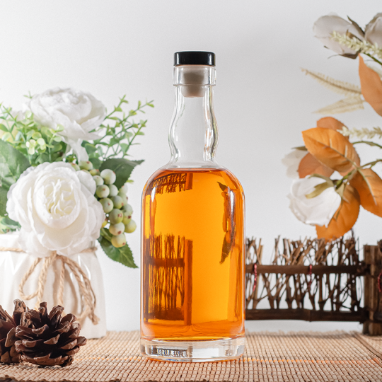 Bottiglie di liquori vuote di alta qualità, bottiglie di vino e cocktail in vetro