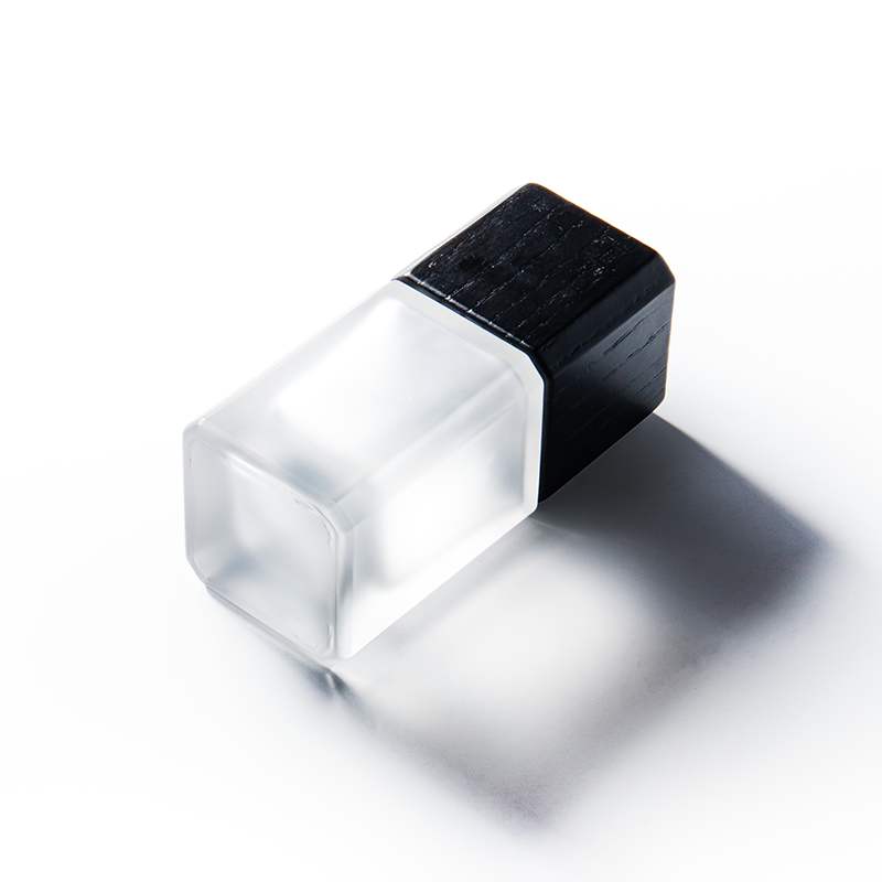 Nachfüllbarer Premium-Parfümflakon (30 ml, 50 ml, 100 ml) mit quadratischem Holzverschluss