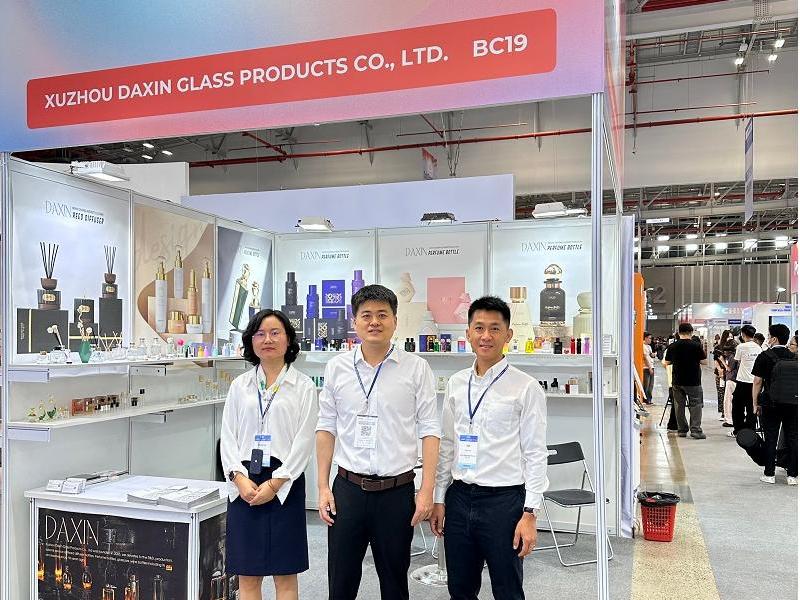Artesanía atemporal: Daxin Glass presenta frascos de perfume y aromaterapia premium en Cosmobeauté Vietnam 2025