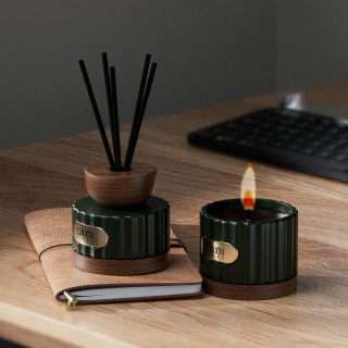 Set de regalo navideño: Vela perfumada en frasco de vidrio de 100 ml, difusor cilíndrico con elegante caja.