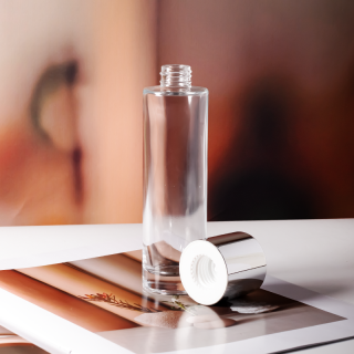 Botol Kaca Pasokan Langsung Pabrik 130ml Botol Kosmetik Kaca dengan Tutup Sekrup