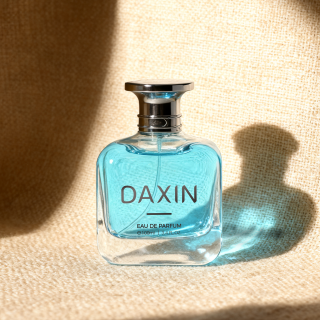 Quadratische, durchsichtige Glasflasche, 100 ml, mit Bördelverschluss, inklusive Verschluss und Verpackung.