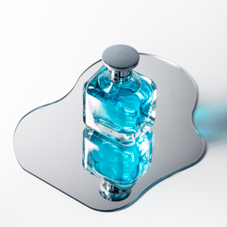 Quadratische, durchsichtige Glasflasche, 100 ml, mit Bördelverschluss, inklusive Verschluss und Verpackung.