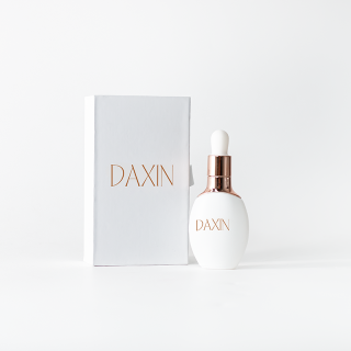 Флакон-пипетка для эфирных масел из опалового стекла белого цвета, объемом 20 мл, с индивидуальным дизайном.