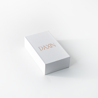 Флакон-пипетка для эфирных масел из опалового стекла белого цвета, объемом 20 мл, с индивидуальным дизайном.