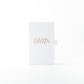 Флакон-пипетка для эфирных масел из опалового стекла белого цвета, объемом 20 мл, с индивидуальным дизайном.