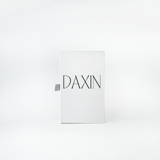 زجاجة عطر مستطيلة فارغة سعة 50 مل مع بخاخ مضخة، تأتي في حقيبة يد وعبوة كرتونية.