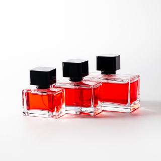 زجاجة عطر مستطيلة قابلة لإعادة التعبئة سعة 50 مل، شفافة مع غطاء مربع أسود ومضخة