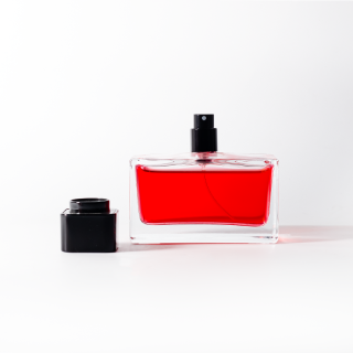 زجاجة عطر مستطيلة قابلة لإعادة التعبئة سعة 50 مل، شفافة مع غطاء مربع أسود ومضخة