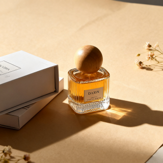 Runde, leere Parfümflasche aus transparentem Glas (30 ml, 50 ml, 100 ml) mit Holzverschluss