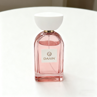 زجاجات عطر زجاجية غير قابلة لإعادة التعبئة، مانعة للتسرب، مزودة بشعار محفور، متوفرة بسعات 30 مل، 50 مل، و100 مل.